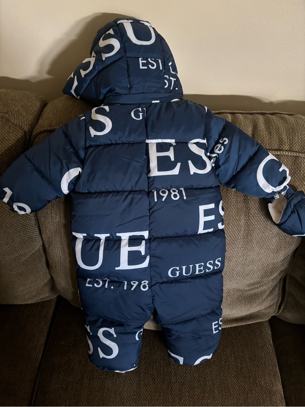 GUESS - Picture 2 of 10